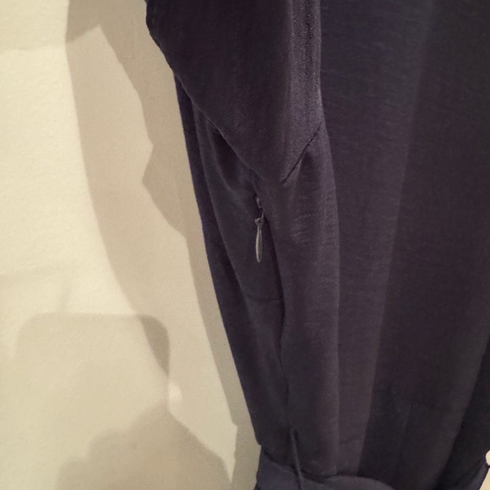 DKNY midnight blue dress with tie belt.
Size 12. (A small 12, like a 10). - Picture 7 of 9